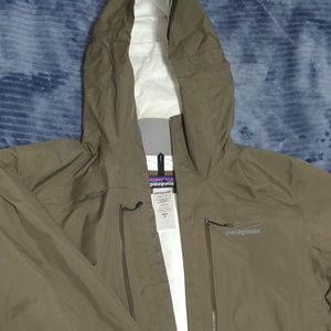 Patigonia lightweight rainjacket